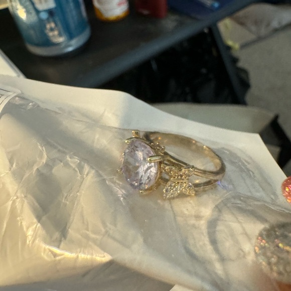 Costume jewelry NWT size 5.5 gold ring with large diamond and two - Picture 4 of 8